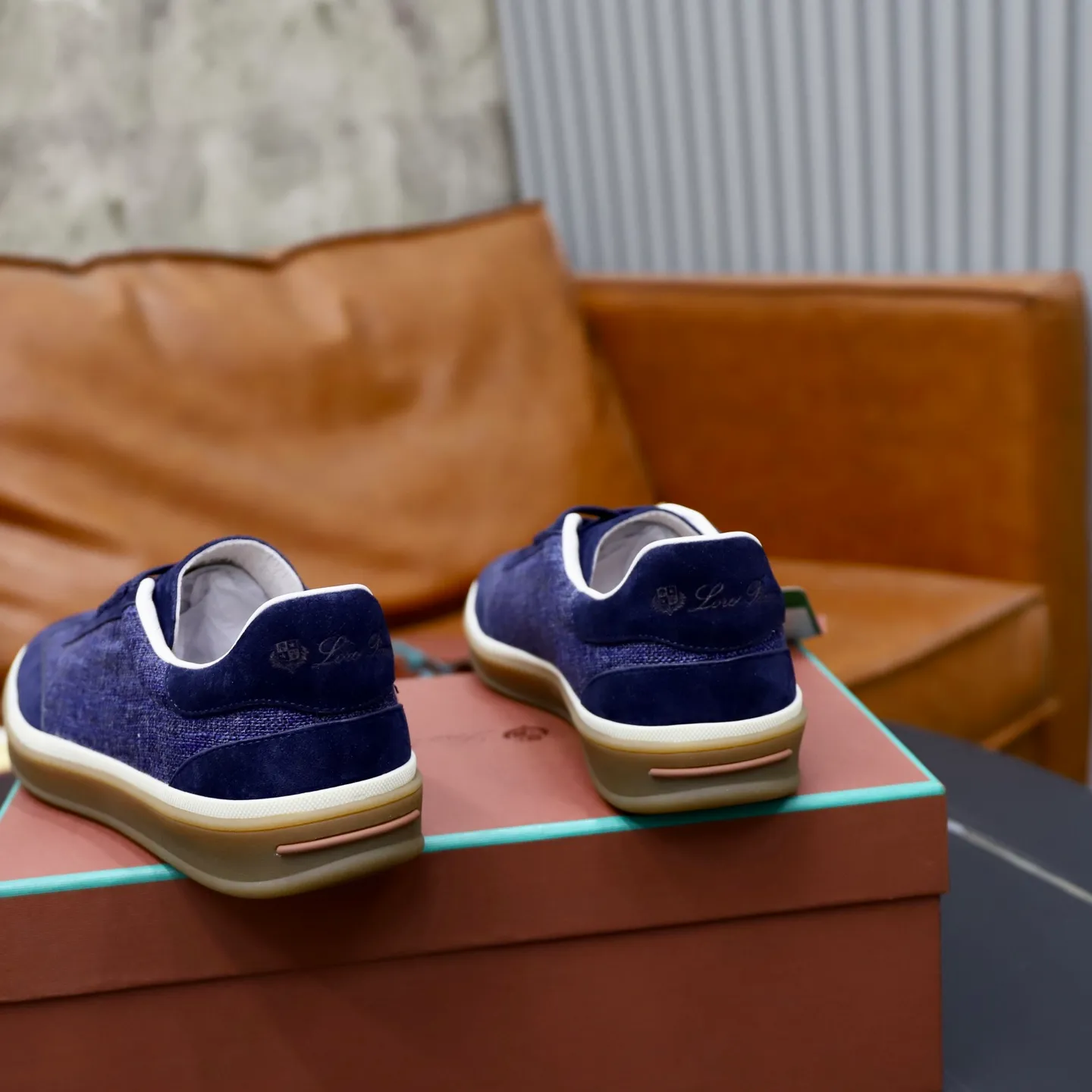 Ex-factory price: 540💰Loro Riana men’s moral training sneakers! Made from high-quality materials and designed in a low-cut silhouette, it offers an elegant and stylish look that's suitable for year-round wear. The unique double-layer sole aesthetic design, caramel cup-shaped outsole is decorated with off-white rubber trim, creating an attractive color combination. Pair with tailored pieces or jeans for a sophisticated yet casual look. The heel is decorated with soft cow leather tongue with Kummel color inserts and cotton laces with embossed LP logo. Upper: cow split suede stitching knitted fabric. Lining: original thickened soft sheepskin. Size: 38-39-40-41-42-43-44 (customized in 45.46)